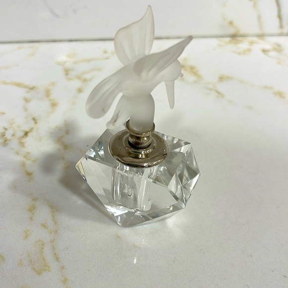 VINTAGE CELLINI COLLECTION 3 FROSTED &. CRYSTAL PERFUME BOTTLES & VANITY MIRROR - Picture 9 of 10